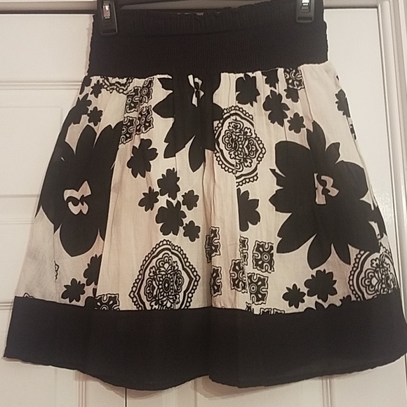 NWOT!!! Skirt - Picture 2 of 2